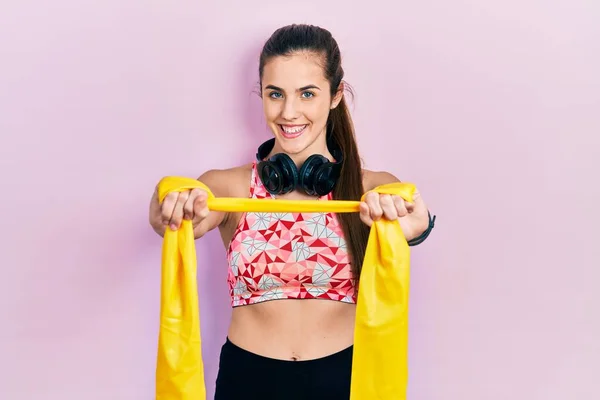 Joven Morena Adolescente Entrenando Resistencia Del Brazo Con Pulseras Elásticas —  Fotos de Stock