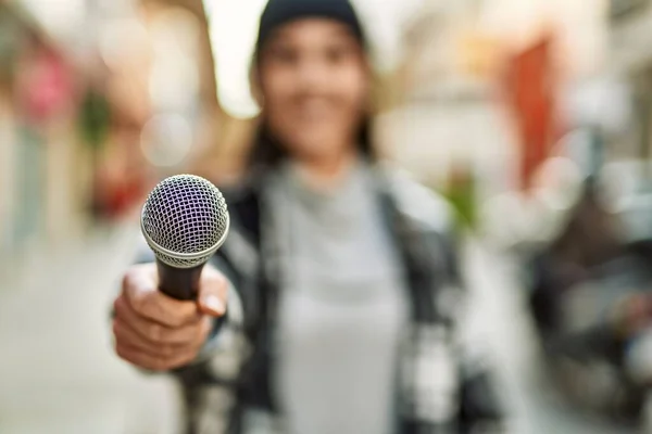 Young Hispanic Woman Smiling Happy Using Microphone City — Stock Photo, Image