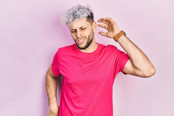 Homem Hispânico Jovem Com Cabelo Tingido Moderno Vestindo Camisa Casual — Fotografia de Stock