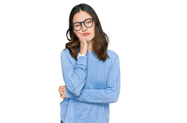 Junge Schöne Frau Lässiger Kleidung Und Brille Die Müde Und — Stockfoto