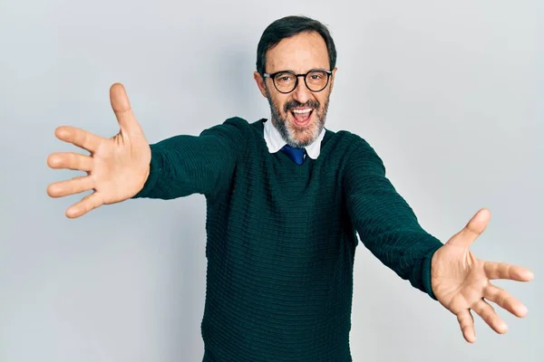 Hispanischer Mann Mittleren Alters Lässiger Kleidung Und Brille Der Lächelnd — Stockfoto