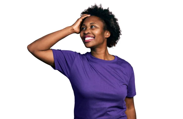 アフリカ系アメリカ人女性とアフロの髪を身に着けているカジュアルパープルTシャツ笑顔自信を持ってタッチ髪で手をジェスチャー ポーズ魅力的かつファッショナブルな — ストック写真