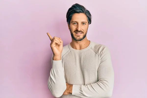 Junger Hispanischer Mann Lässigem Winterpullover Mit Einem Breiten Lächeln Gesicht — Stockfoto