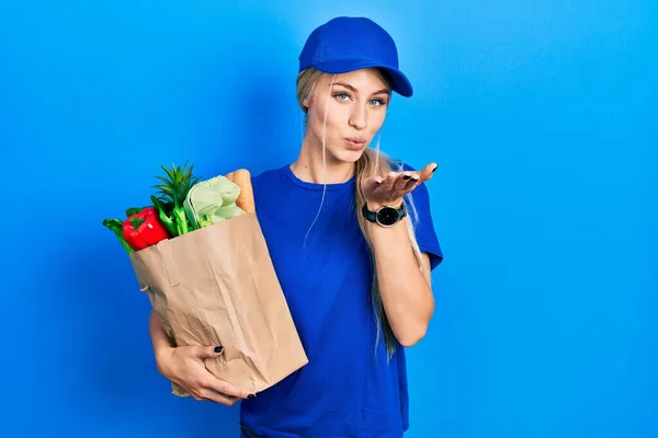 Jeune Femme Caucasienne Portant Uniforme Courrier Avec Des Épiceries Supermarché — Photo