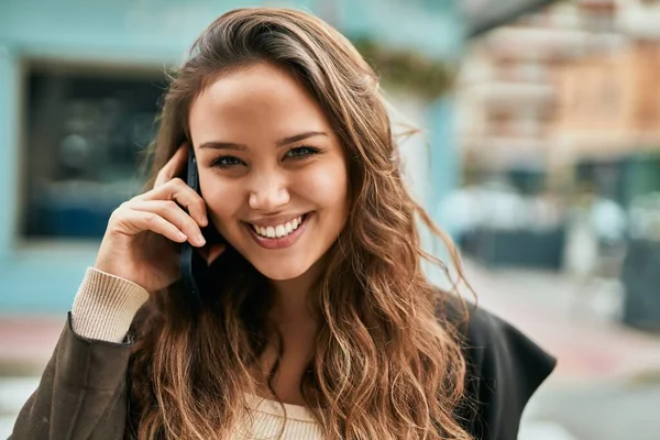 Genç Spanyol Kadın Şehirde Akıllı Telefondan Konuşuyor — Stok fotoğraf
