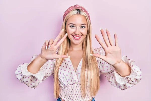 Tânăra Blondă Poartă Haine Casual Care Arată Arată Degetele Numărul — Fotografie, imagine de stoc