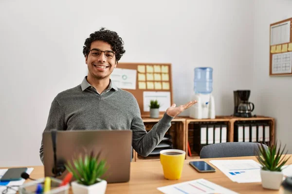 Joven Hombre Hispano Con Estilo Negocios Sentado Escritorio Oficina Sonriendo — Foto de Stock