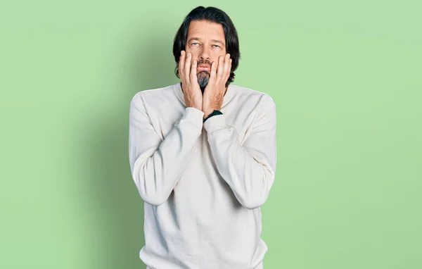 Kaukasischer Mann Mittleren Alters Lässiger Kleidung Müde Hände Die Gesicht — Stockfoto