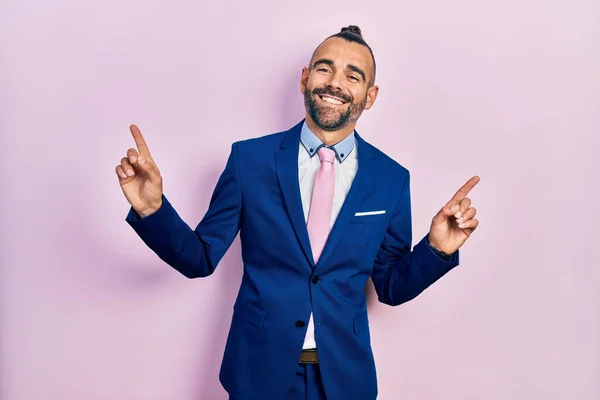 Joven Hombre Hispano Con Traje Negocios Corbata Sonriendo Confiado Señalando —  Fotos de Stock