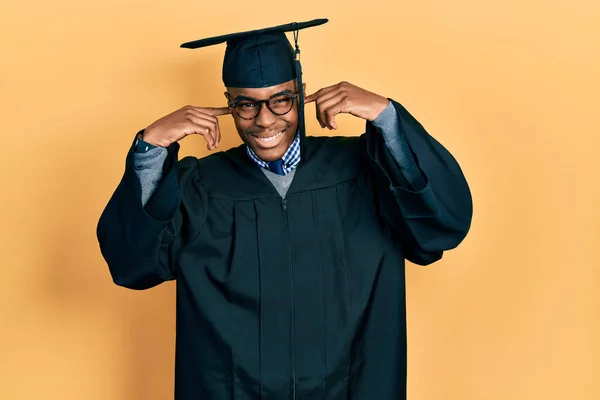 Νεαρός Αφροαμερικάνος Καπέλο Αποφοίτησης Και Ρόμπα Τελετής Που Καλύπτει Αυτιά — Φωτογραφία Αρχείου