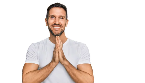 Hombre Guapo Con Barba Vistiendo Camiseta Blanca Casual Rezando Con —  Fotos de Stock