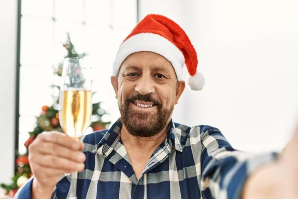 Senior Man Met Baard Draagt Kerstman Hoed Vieren Kerstmis Thuis — Stockfoto