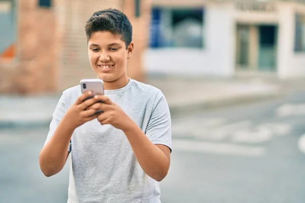 Adorável Menino Latino Sorrindo Feliz Usando Smartphone Cidade — Fotografia de Stock