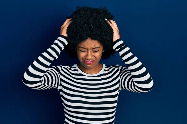 Jonge Afro Amerikaanse Vrouw Draagt Casual Kleding Die Lijdt Aan — Stockfoto