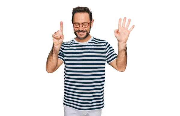Hombre Mediana Edad Vistiendo Ropa Casual Gafas Mostrando Apuntando Hacia — Foto de Stock
