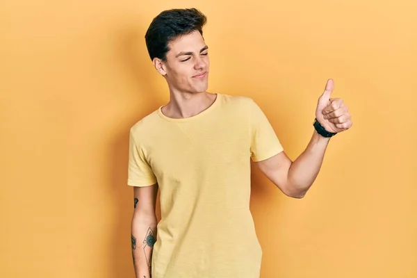 Spanyol Asıllı Genç Adam Günlük Sarı Tişört Giyiyor Gururlu Görünüyor — Stok fotoğraf