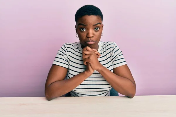 Jovem Afro Americana Vestindo Roupas Casuais Sentada Mesa Deprimida Preocupada — Fotografia de Stock