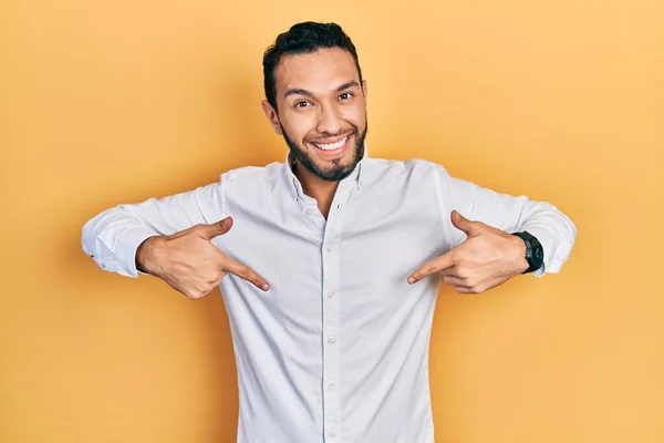 Hispanic Man Med Skägg Bär Business Shirt Ser Säker Med — Stockfoto