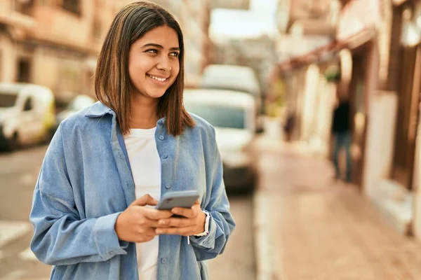 Νεαρή Λατίνα Κοπέλα Χαμογελώντας Ευτυχισμένη Χρησιμοποιώντας Smartphone Στην Πόλη — Φωτογραφία Αρχείου