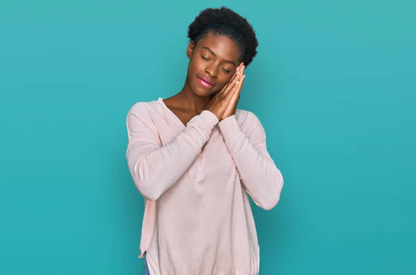 Genç Afro Amerikalı Kız Günlük Kıyafetler Giyip Uyuyordu Yorgundu Hayal — Stok fotoğraf