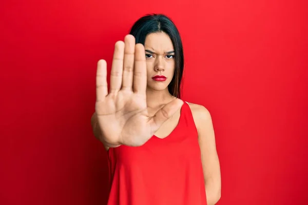 Ung Latinamerikansk Tjej Avslappnad Stil Med Ärmlös Skjorta Som Slutar — Stockfoto