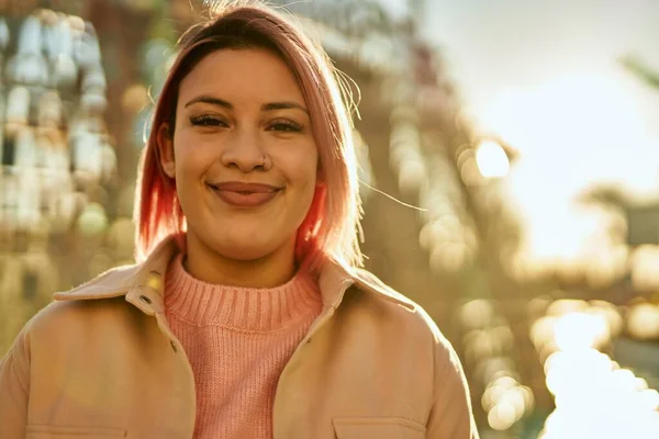 Jeune Fille Hispanique Souriant Heureux Debout Ville — Photo