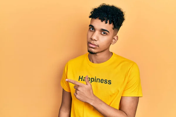 Jovem Afro Americano Vestindo Shirt Com Mensagem Palavra Felicidade Apontando — Fotografia de Stock
