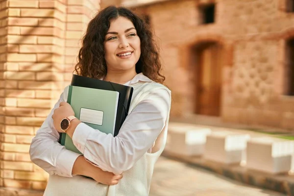 Μια Νεαρή Ισπανίδα Φοιτήτρια Χαμογελάει Ευτυχισμένη Στην Πόλη — Φωτογραφία Αρχείου
