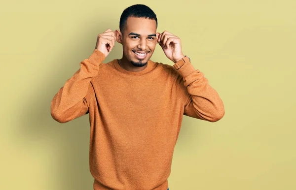 Junger Afrikanisch Amerikanischer Mann Lässiger Kleidung Lächelnd Mit Fingern Ohren — Stockfoto