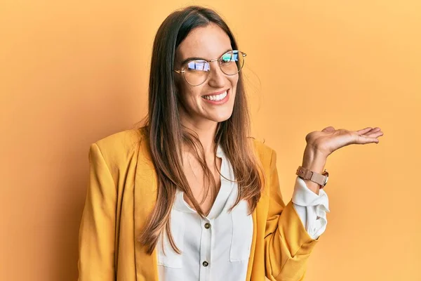 Young Beautiful Woman Wearing Business Style Glasses Smiling Cheerful Presenting — Stock Photo, Image