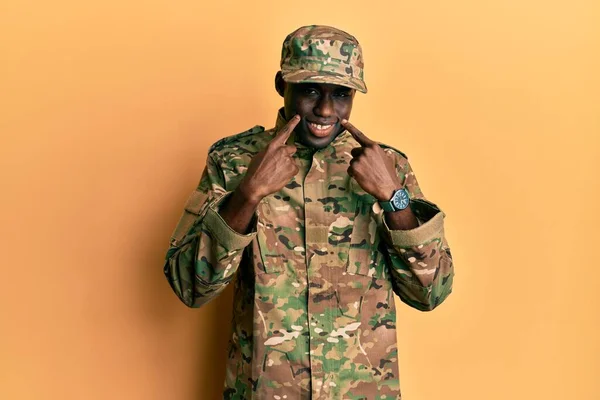 Jovem Afro Americano Vestindo Uniforme Exército Sorrindo Com Boca Aberta — Fotografia de Stock
