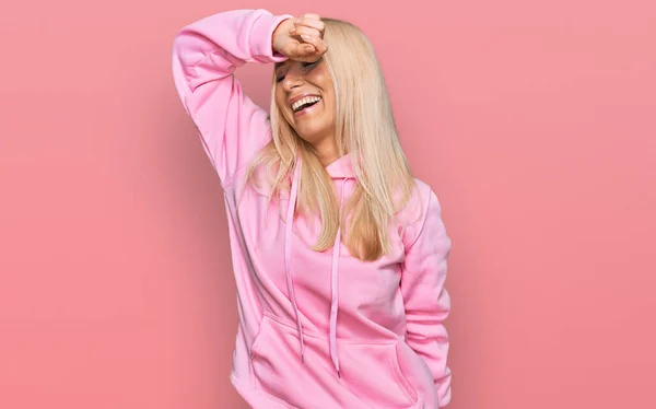 Ung Blond Kvinna Bär Casual Sweatshirt Täcker Ögon Med Arm — Stockfoto