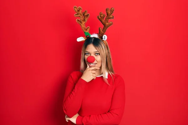 Hermosa Mujer Hispana Con Sombrero Navidad Ciervo Nariz Roja Mirando —  Fotos de Stock