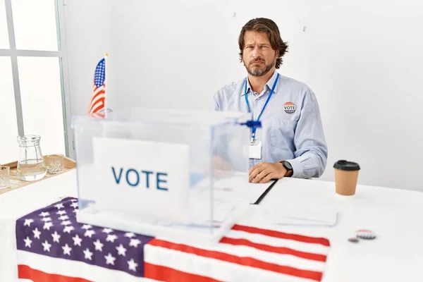 Przystojny Mężczyzna Średnim Wieku Siedzący Przy Głosowaniu Jest Sceptyczny Nerwowy — Zdjęcie stockowe