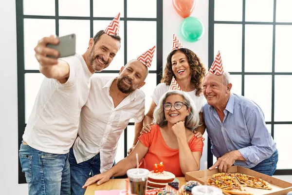 Grup Prieteni Vârstă Mijlocie Sărbătoresc Ziua Naștere Face Selfie Smartphone — Fotografie, imagine de stoc