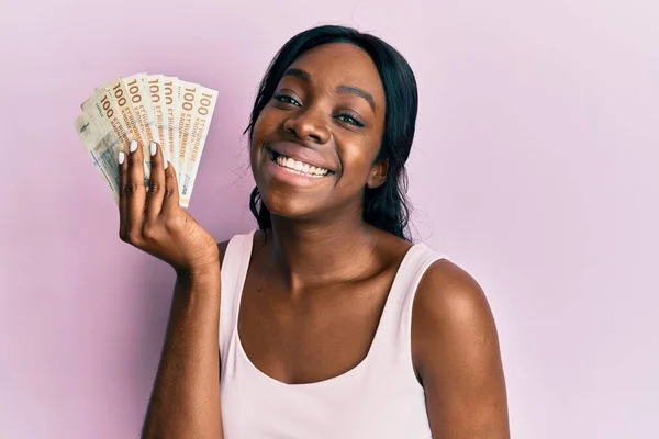 Joven Mujer Afroamericana Sosteniendo Billetes Coronas Suecas Con Aspecto Positivo — Foto de Stock