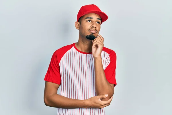 Joven Hombre Afroamericano Vistiendo Uniforme Béisbol Sorprendido Sonriendo Cámara Mientras —  Fotos de Stock