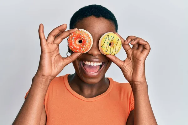 Молодая Африканская Американка Вкусными Красочными Пончиками Глазах Празднует Сумасшествие Удивляется — стоковое фото