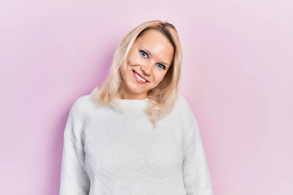 Vacker Kaukasiska Blond Kvinna Bär Casual Vinter Tröja Ser Positiv — Stockfoto