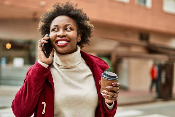 Vackra Affärer Afrikansk Amerikansk Kvinna Med Afro Hår Ler Glad — Stockfoto