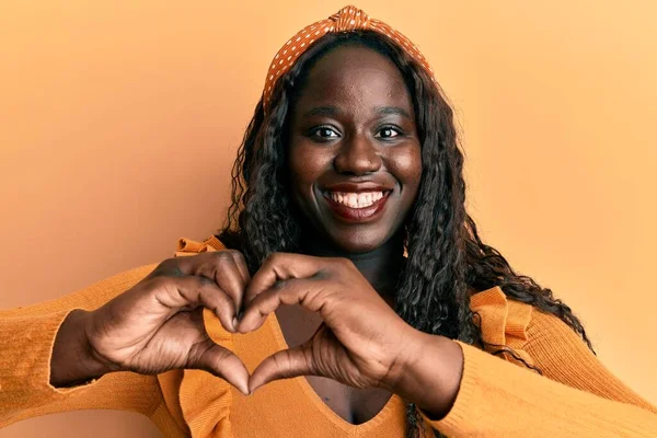 Jovem Africano Vestindo Roupas Casuais Sobre Fundo Amarelo Sorrindo Amor — Fotografia de Stock