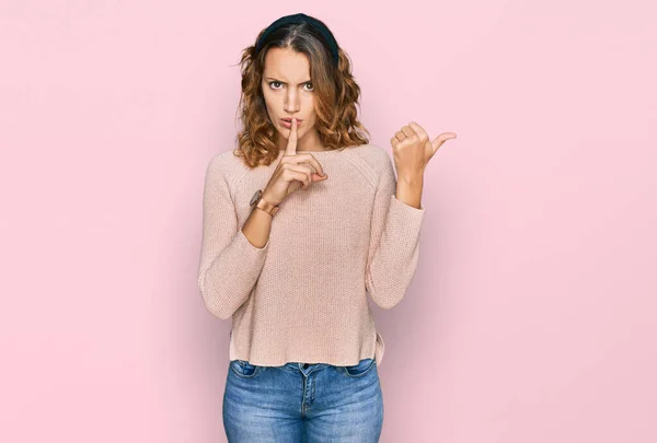 美しい若い白人女性は カジュアルなセーターを着て 唇の側に手を指して指で静かにするように求めている 沈黙と秘密の概念 — ストック写真