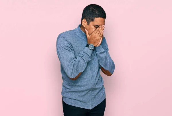 Homem Hispânico Bonito Jovem Vestindo Camisola Casual Com Expressão Triste — Fotografia de Stock