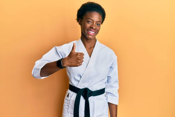 Jong Afrikaans Amerikaans Meisje Met Karate Kimono Zwarte Gordel Met — Stockfoto