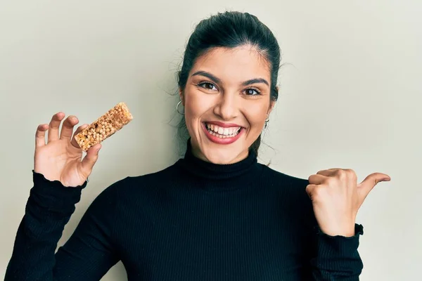 Νεαρή Ισπανόφωνη Γυναίκα Που Τρώει Μπάρα Πρωτεΐνης Υγιεινό Ενεργειακό Σνακ — Φωτογραφία Αρχείου