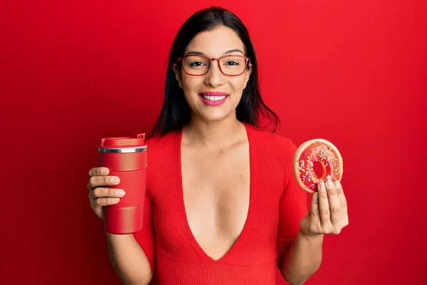 Genç Latin Kadın Donut Yiyor Kahve Içiyor Mutlu Havalı Bir — Stok fotoğraf