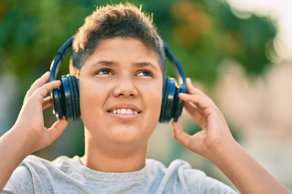 Αξιολάτρευτο Λατίνο Αγόρι Χαμογελά Χαρούμενος Χρησιμοποιώντας Ακουστικά Στην Πόλη — Φωτογραφία Αρχείου