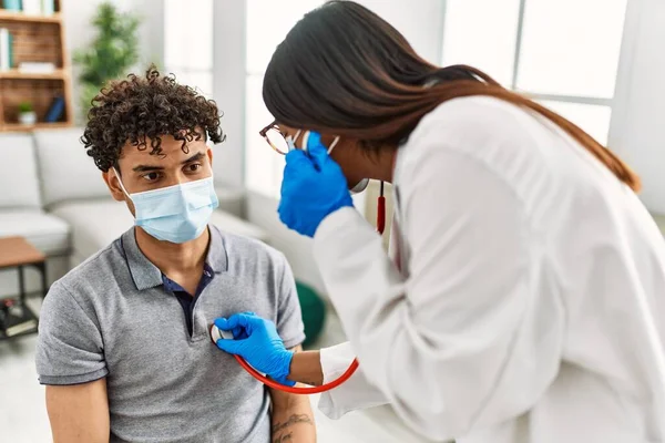 Joven Doctora Latina Ausculta Hombre Del Corazón Usando Estetoscopio Sala — Foto de Stock