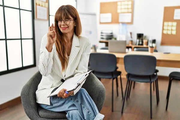 Hispanic Affärskvinna Arbetar Kontoret Gestikulerande Fingret Korsade Leende Med Hopp — Stockfoto