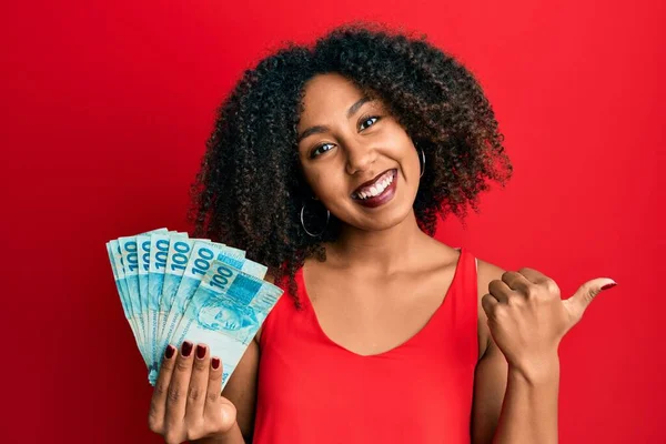 Hermosa Mujer Afroamericana Con Cabello Afro Sosteniendo 100 Billetes Reales —  Fotos de Stock